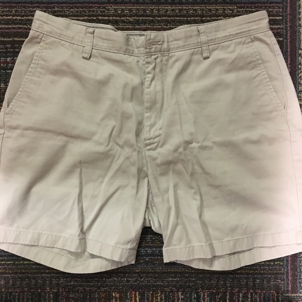 Náutica khaki shorts.